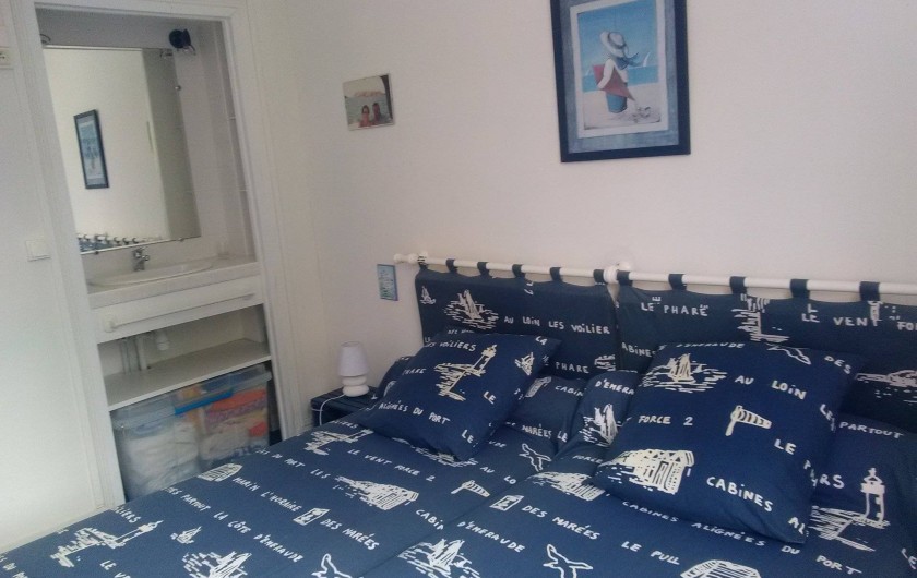 Location de vacances - Villa à Quiberon - 1er étage : grande chambre avec cabinet de toilette, côté jardin (2 lits)