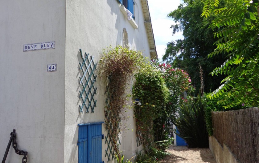 Location de vacances - Villa à Quiberon - passage côté jardin