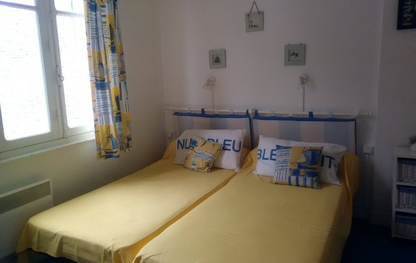 Location de vacances - Villa à Quiberon - 1er étage :  moyenne chambre , côté rue (2 lits simples)