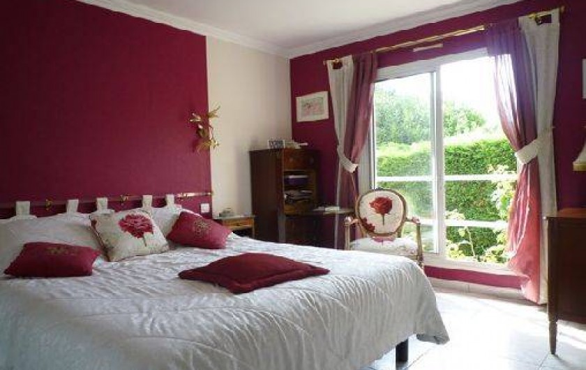 Location de vacances - Villa à Caluire-et-Cuire - la chambre du RDC lit 160 et salle de bain attenante