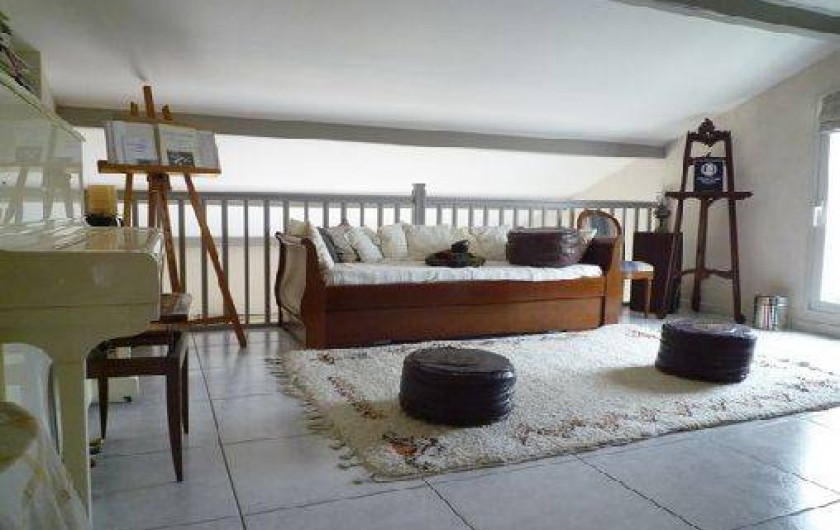 Location de vacances - Villa à Caluire-et-Cuire - la mezzanine et le piano avant le baby foot