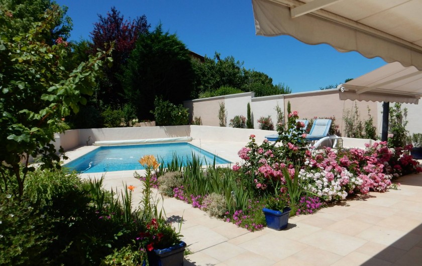Location de vacances - Villa à Caluire-et-Cuire - le jardin et la piscine vus de la terrasse