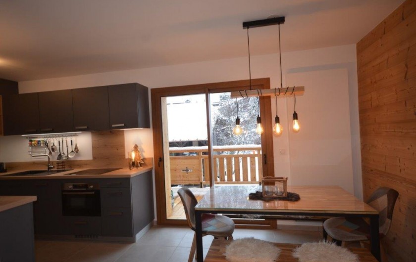 Location de vacances - Appartement à Les Gets - Salle à manger / accès balcon