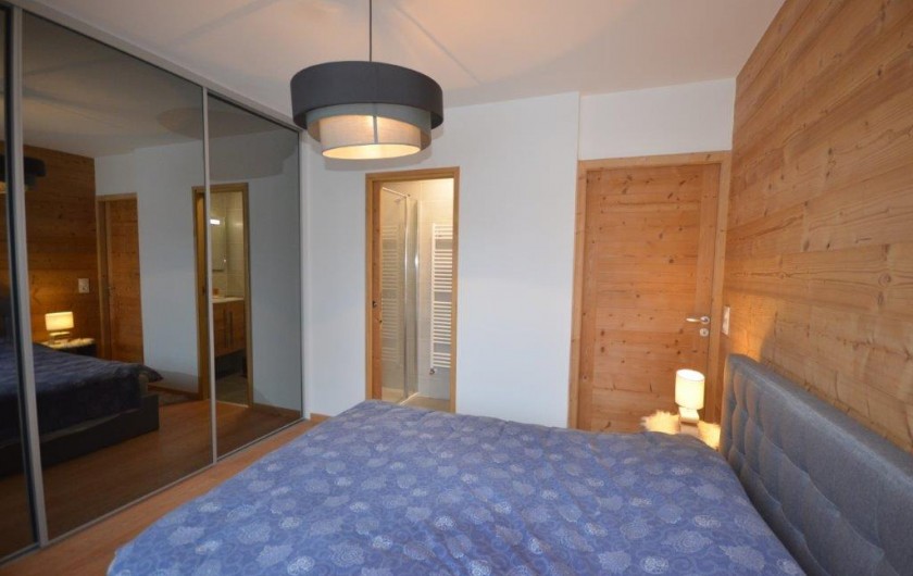 Location de vacances - Appartement à Les Gets - Chambre parentale / accès salle de bain
