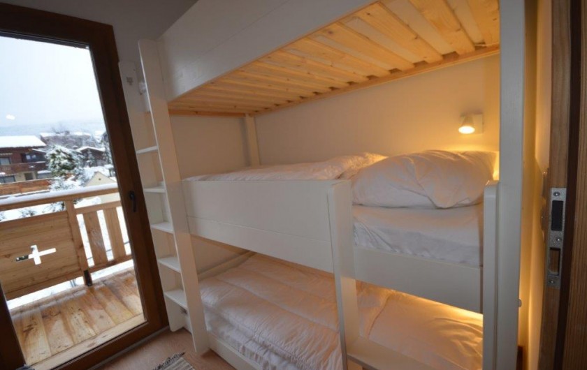 Location de vacances - Appartement à Les Gets - Chambre enfants / accès balcon