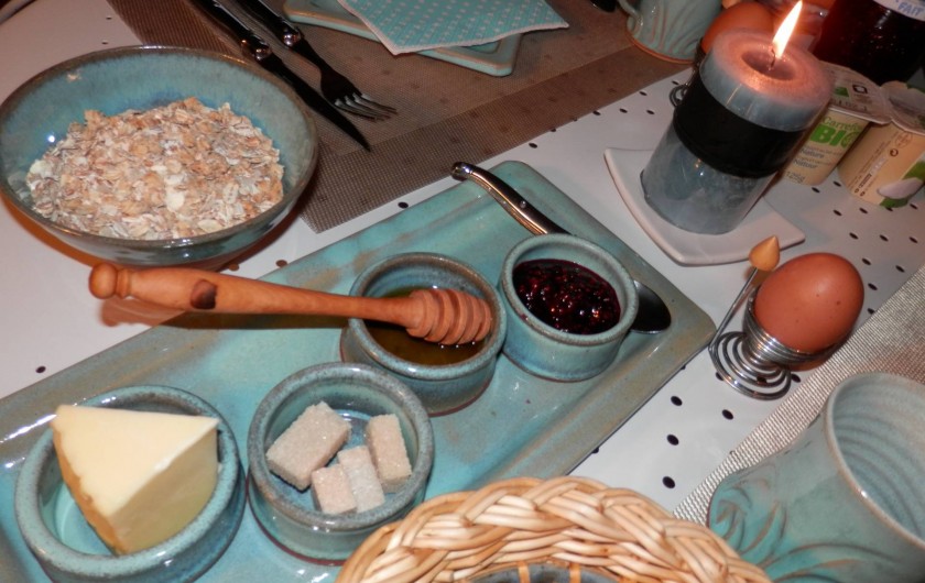 Location de vacances - Chambre d'hôtes à Faycelles - Le service de table, créé par une céramiste.