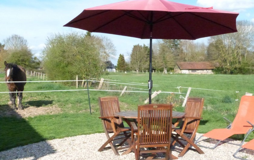Location de vacances - Roulotte à Malleville-sur-le-Bec - Salon de jardin avec barbecue