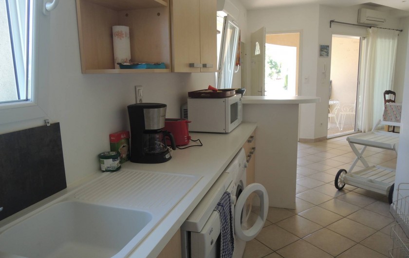 Location de vacances - Appartement à Villeneuve-lès-Avignon - La cuisine toute équipée LV LL Cafetière Grille pain