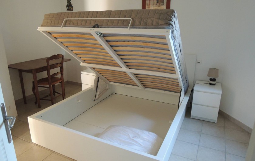 Location de vacances - Appartement à Villeneuve-lès-Avignon - Le lit et ses rangements