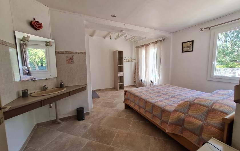 Location de vacances - Villa à Céreste - N°3) ADAPTE AUX PERSONNES A MOBILITE REDUITE (douche WC et lavabo)