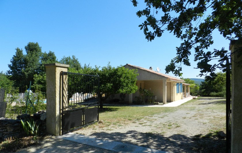Location de vacances - Villa à Céreste - ENTREE DE LA PROPRIETE
