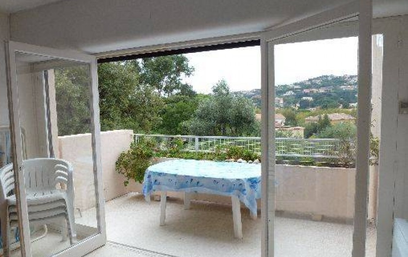 Location de vacances - Appartement à Le Lavandou - balcon spacieux  ou l'on peux déjeuner/store