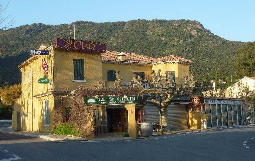 Location de vacances - Appartement à Le Lavandou - hotel tabac /superette notre immeuble est juste derriere
