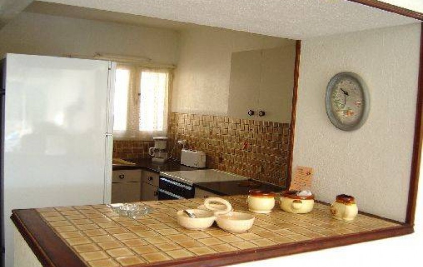 Location de vacances - Appartement à Le Lavandou - cuine ouverte sur sejour