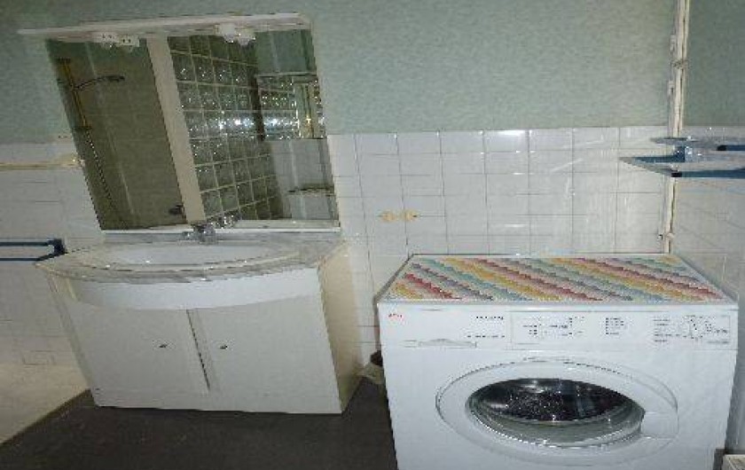 Location de vacances - Appartement à Le Lavandou - salle d'eau avec douche italienne et lave linge