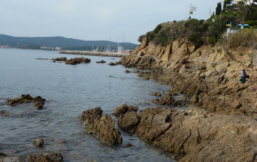 Location de vacances - Appartement à Le Lavandou - chemin des douaniers littoral acces port Lavandou