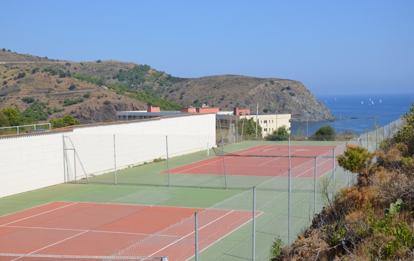 Location de vacances - Appartement à Cerbère - 2 Terrains de tennis en face de la mer