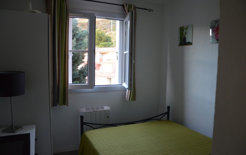 Location de vacances - Appartement à Cerbère - Chambre 1, 1 lit de 140 avec penderie