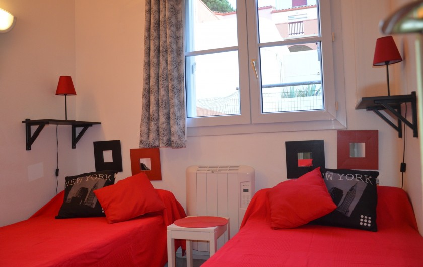 Location de vacances - Appartement à Cerbère - Chambre 2, deux lits de 90 avec penderie.