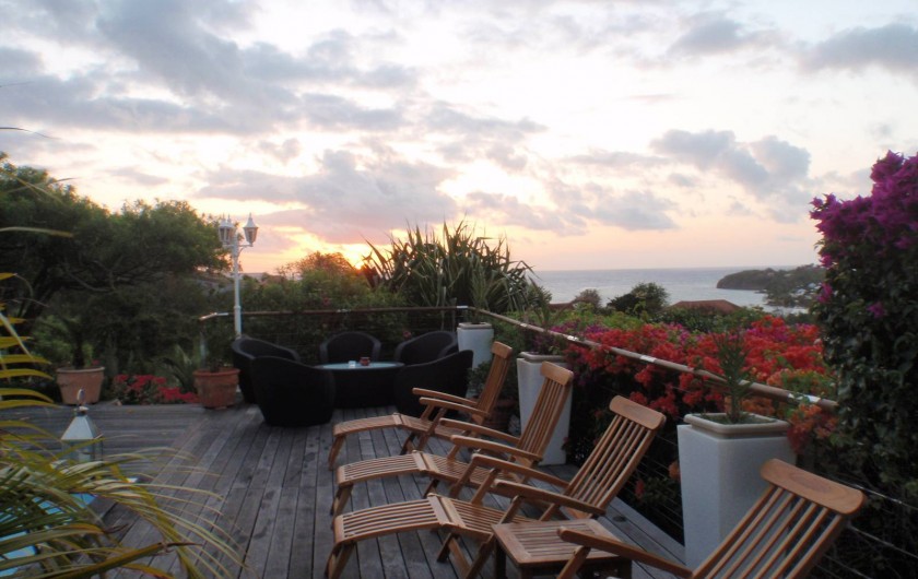 Location de vacances - Gîte à Le François - La terrasse et le coin détente face à la mer  au bord de la piscine