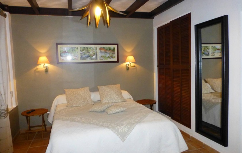 Location de vacances - Gîte à Le François - Chambre niveau jardin vue sur mer climatisation télévision  wifi