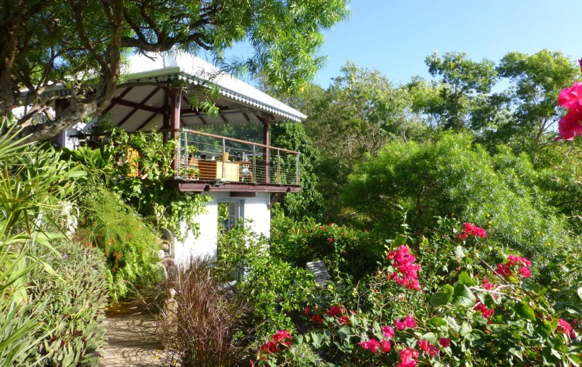 Location de vacances - Gîte à Le François - Carbet dans jardin Bas - chambre + terrasse Haut - espace repas cuisine