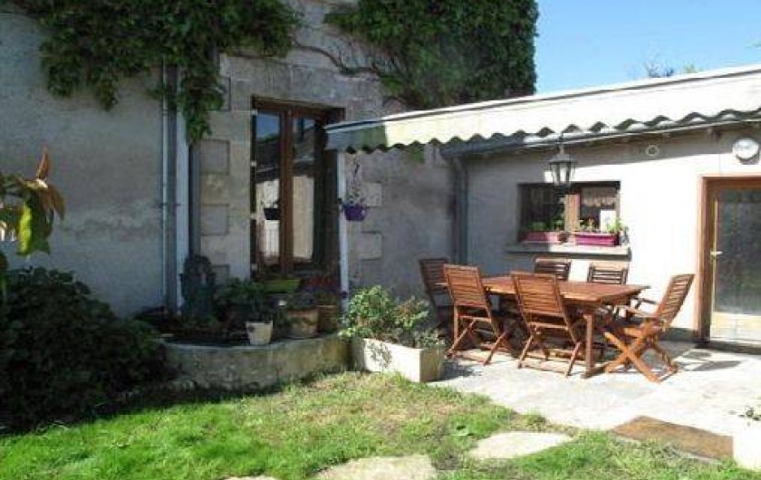Location de vacances - Maison - Villa à Saint-Nicolas-des-Motets - terrasse et table à manger  