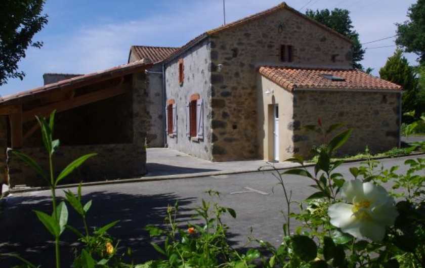 Location de vacances - Gîte à Pouzauges - Accueil, parking privatif entre le gîte et l'appentis.