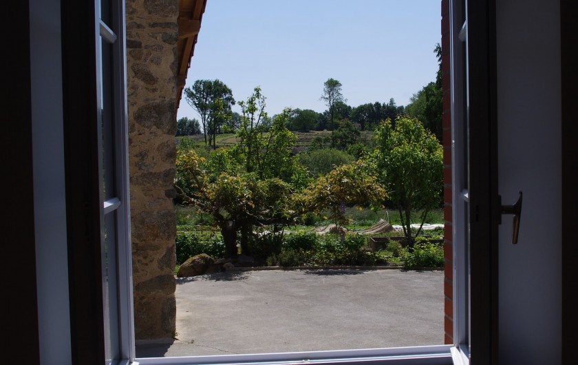 Location de vacances - Gîte à Pouzauges - De la table du petit déjeuner une vue sur le jardin