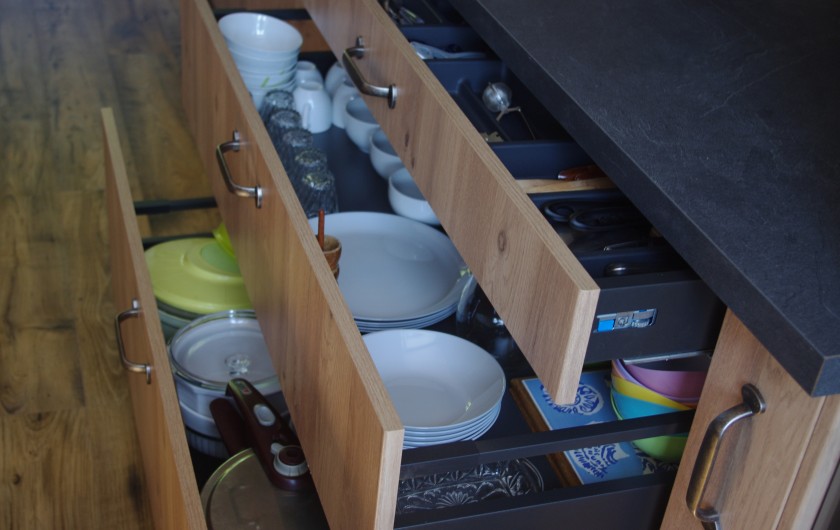 Toute la vaisselle disponible dans un seul meuble.