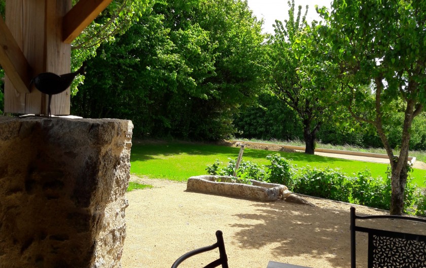 Location de vacances - Gîte à Pouzauges - Le salon de jardin est sous l'appentis.