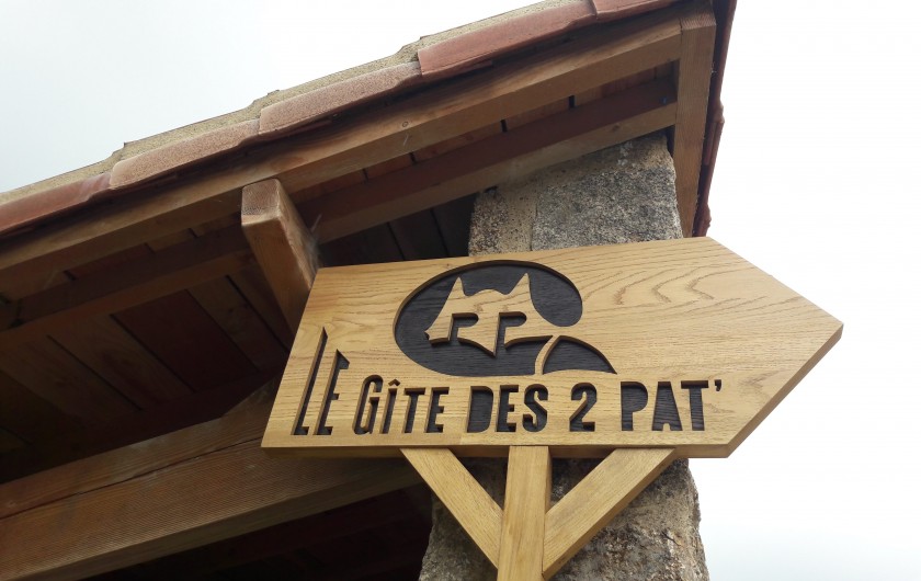 Location de vacances - Gîte à Pouzauges - La pancarte au croisement de la route indique la direction.