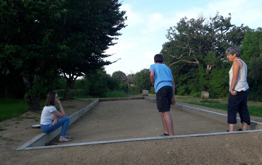 Location de vacances - Gîte à Pouzauges - Partie de pétanque, jeux de Molky,  c'est au choix !