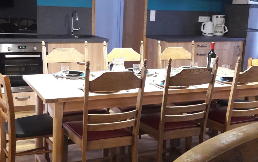 Location de vacances - Gîte à Pouzauges - Depuis le salon, la table pour les repas.