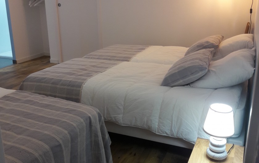 Location de vacances - Gîte à Pouzauges - La chambre Hulottte de couleur bleu gris.