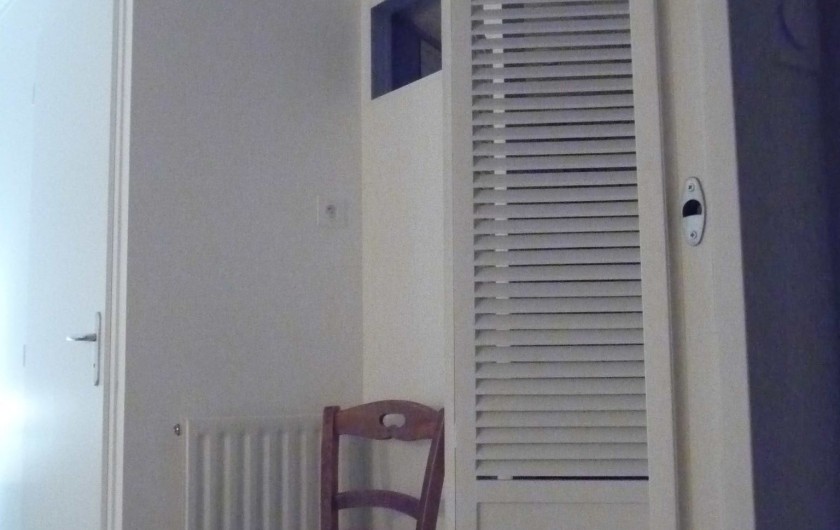 Location de vacances - Gîte à Pouzauges - Derrière le paravent l'entrée de la salle d'eau.
