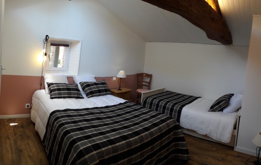 Location de vacances - Gîte à Pouzauges - La chambre Goupil de couleur roux.