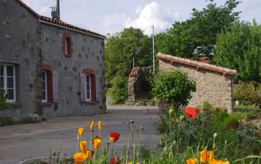 Location de vacances - Gîte à Pouzauges - Vue d'ensemble sur le gîte et l'appentis.