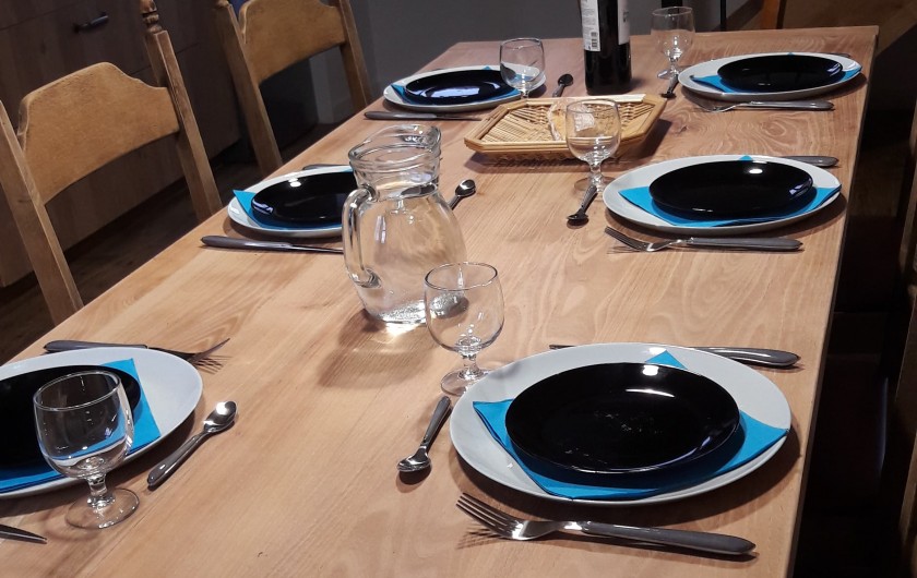 Location de vacances - Gîte à Pouzauges - Une table pour 6 convives, 8 au maximum.