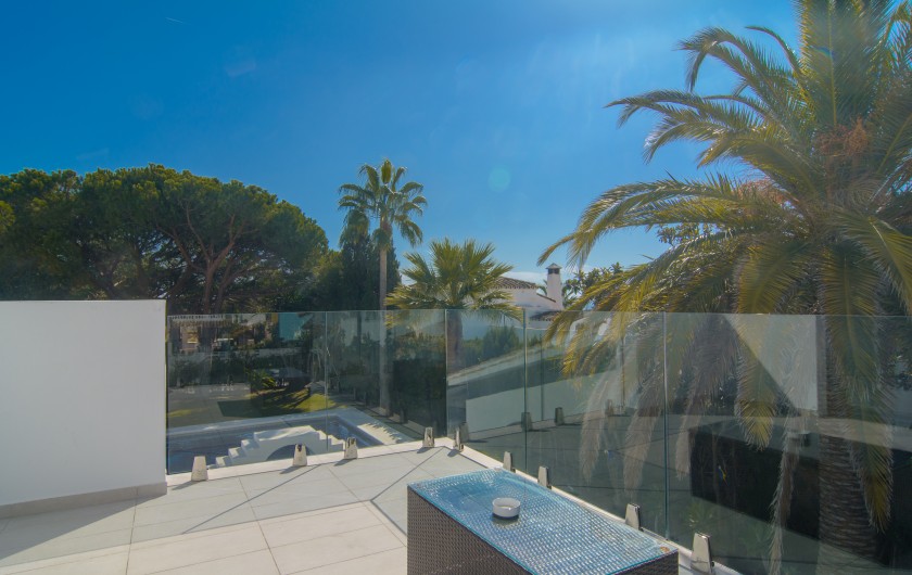 Location de vacances - Chalet à Marbella - Terrasse à l'étage avec vue sur le jardin, la piscine, la mer