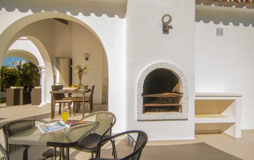 Location de vacances - Chalet à Marbella - Espace barbecue avec deux tables à manger sur les terrasses