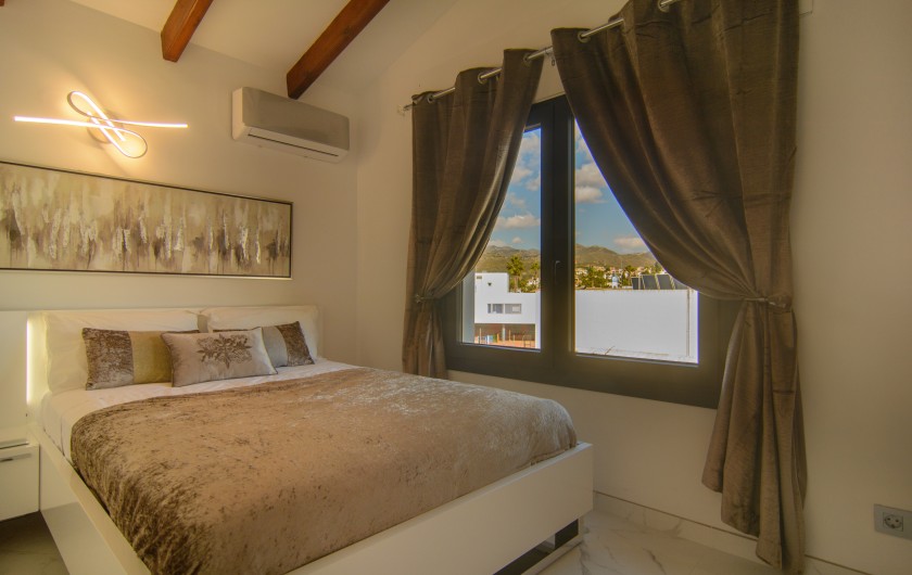 Location de vacances - Chalet à Marbella - Chambre d'amis avec un lit double (160x200cm), climatisation, TV, armoires.