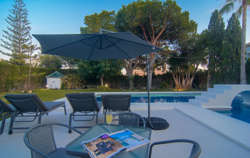 Location de vacances - Chalet à Marbella - Villa élégante avec terrasses, piscine, chaises longues et parasol