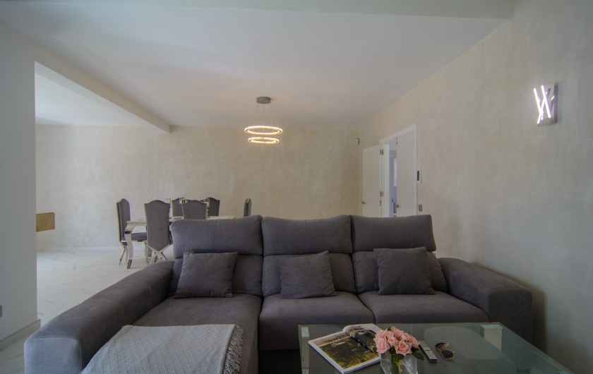 Location de vacances - Chalet à Marbella - Salon avec sols en marbre et coin salon avec TV à écran plat