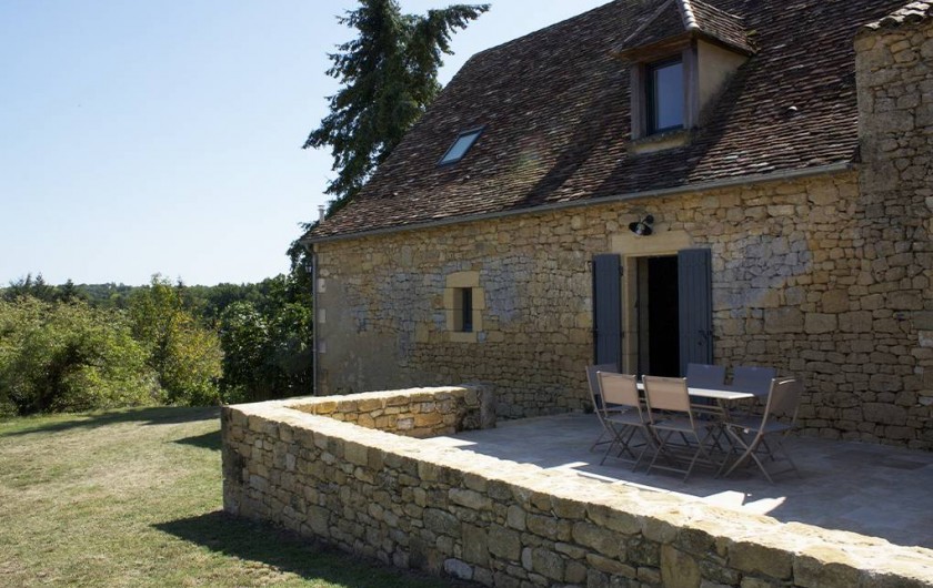 Location de vacances - Gîte à Saint-Avit-Sénieur - terrasse arrière partiellement couverte.