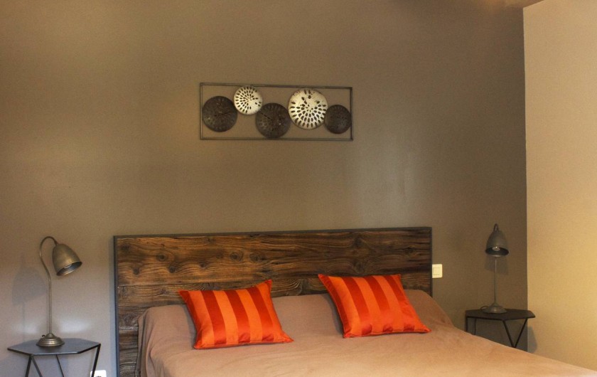 Location de vacances - Gîte à Saint-Avit-Sénieur - chambre 1 parental avec salle d'eau privative.