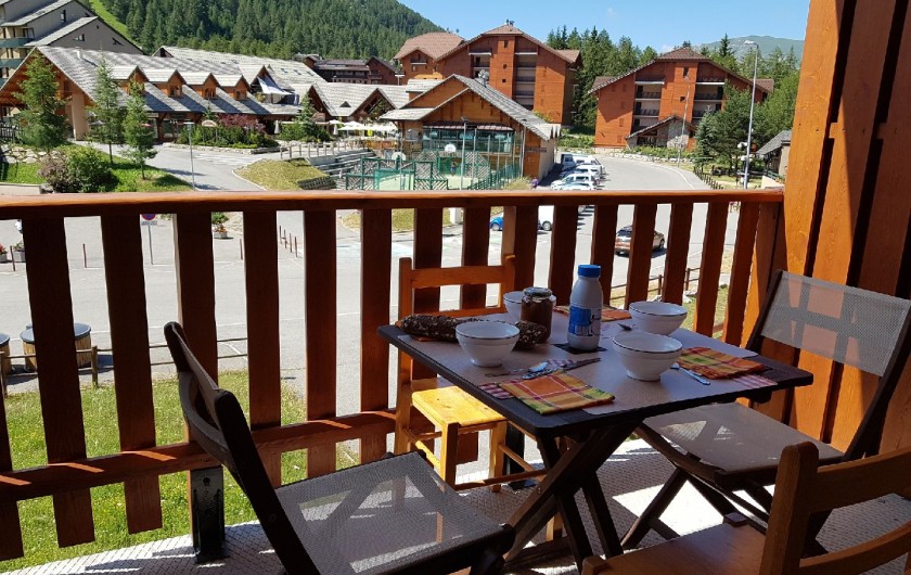 Location de vacances - Appartement à La Joue du Loup - Vue du balcon sur le coeur de la station de ski, en face restaurants, commerces