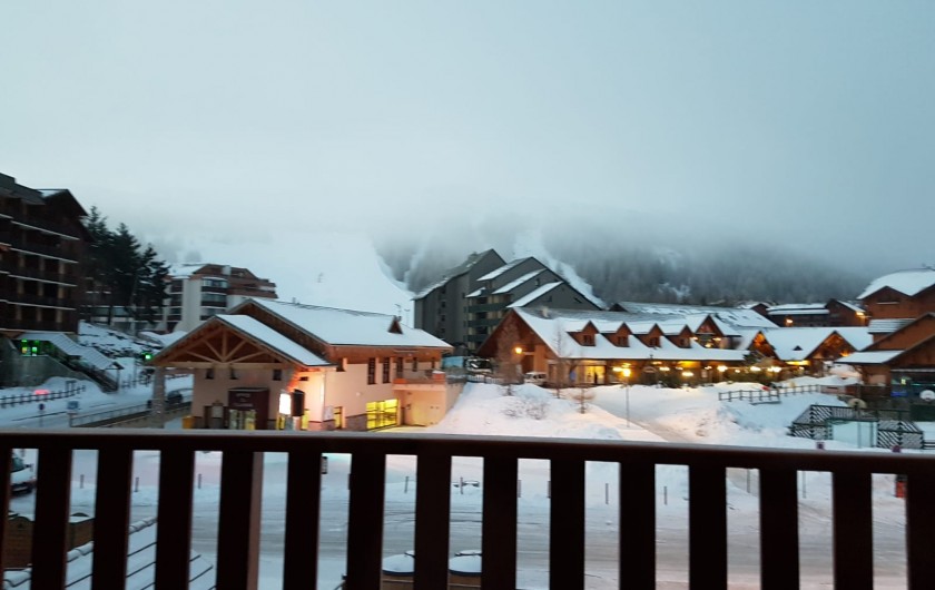 Location de vacances - Appartement à La Joue du Loup - Vue du balcon soir d'hiver, en face les pistes et les commerces