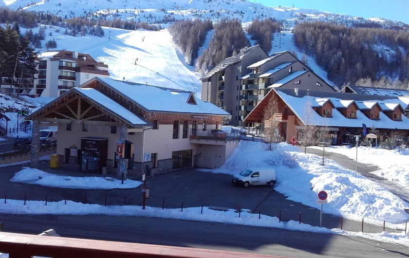 Location de vacances - Appartement à La Joue du Loup - Vue du balcon l'hiver, en face les pistes de ski