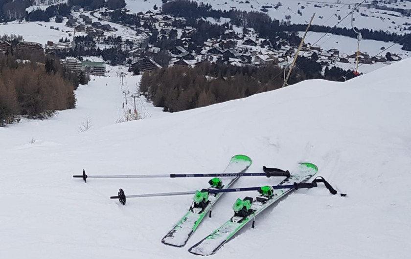 Location de vacances - Appartement à La Joue du Loup - Vue de la station de ski de la Joue du Loup du haut des piste, en bas la station